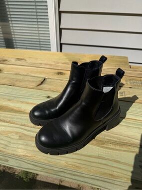 Women’s Black Chukka Boots with Elastic Gusset